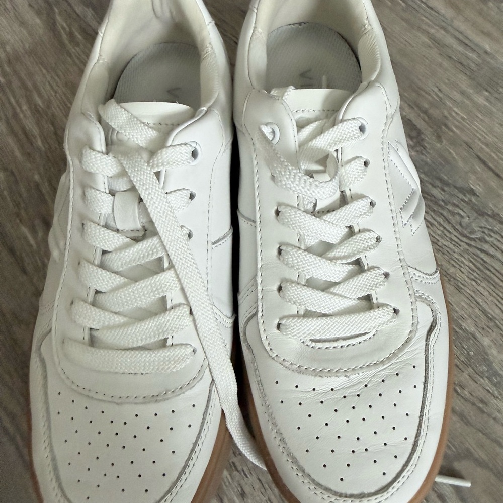 Vionic White Leather Women's Sneakers with Gum Sole VIONIC
Kimmie Court - Picture 2 of 10